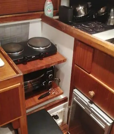 Cozy Sailboat Experience Botel